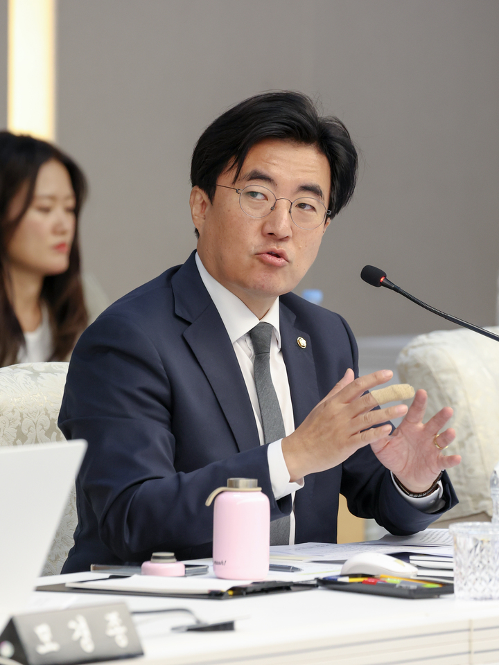 김성회 더불어민주당 의원이 21일 울산시청 대회의실에서 열린 행정안전위원회 국정감사에서 질의를 하고 있다. 이수화 기자