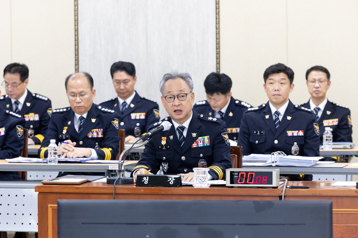 정상진 울산경찰청장이 21일 울산경찰청 대회의실에서 열린 2024년 국회 행정안전위원회 국정감사에서 질의에 답변하고 있다. 최지원 기자