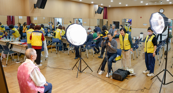 울산매일봉사단(단장 송해숙) 단원들이 22일 울산 동구 방어진노인복지관에서 헤어 및 메이크업 등 어르신들의 장수사진 촬영 봉사활동 펼치고 있다. 이수화 기자