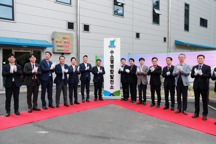 울산시가 수소 시범도시 조성사업을 전국 최초로 완료하고 지난 25일 세계 최초 탄소중립 아파트단지인 북구 율동지구 위드유아파트 현장에서 수소시범도시 조성사업 준공식을 개최한 가운데 김두겸 울산시장, 이상주 국토교통부 국토도시실장, 김종섭 울산시의장 직무대리, 윤종오 국회의원, 윤두환 울산도시공사, 이동석 현대자동차 대표이사 등 참석자가 기념촬영을 하고 있다. 울산시 제공
