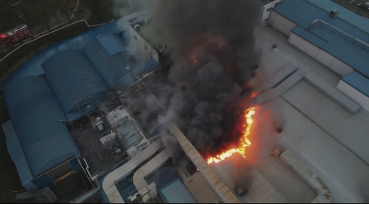 지난 25일 오전 울산 남구 용연공단 내 한 자동차 부품회사에서 불이 났다. 울산소방본부 제공