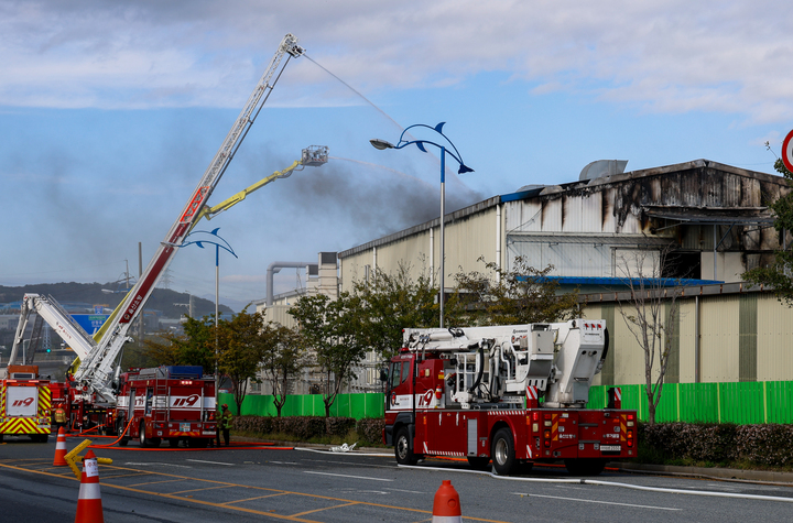 지난 25일 오전 울산 남구 용연공단 내 한 자동차 부품공장에서 화재가 발생해 소방대원들이 화재 진압을 하고 있다. 이수화 기자