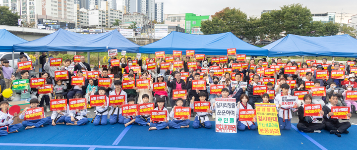 온산 산업폐기물 매립장 건립반대 제3회 울주군주민대회가 실시된 지난 2일 울산 울주군 남창천 야외주차장에서 참석자들이 폐기물 매립장 건립 반대를 촉구하고 있다. 최지원 기자