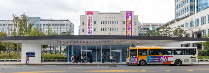 울산버스운송사업조합은 다음달 21일 예정된 시내버스 노선 전면 개편을 앞두고 울산 내 1,700여개 정류장의 안내시설물을 대대적으로 정비할 방침이다. 사진은 울산시청 버스정류장의 모습. 최지원 기자