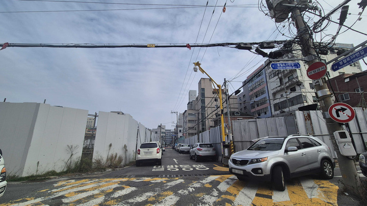 울산 남구 문수로 금호어울림 더퍼스트 아파트가 배정받은 중앙초등학교로 기자가 직접 등교를 해본 결과 좁은 골목길에 차들을 피하느라 걷가 섰다 반복해야 하는 등 어린이들이 다니기에는 안전하지 못한 실정이다.