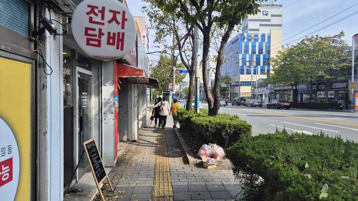 중앙초등학교에서 큰 길가로 둘러 하교를 해보니 도로가 좁아 통행이 어려웠고 인도 위 불법주정차와 자건거 주행, 오르막 등으로 성인 보폭으로 20여분이 소요됐다.