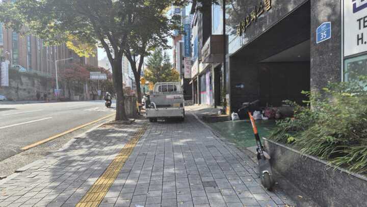 중앙초등학교에서 큰 길가로 둘러 하교를 해보니 도로가 좁아 통행이 어려웠고 인도 위 불법주정차와 자건거 주행, 오르막 등으로 성인 보폭으로 20여분이 소요됐다.