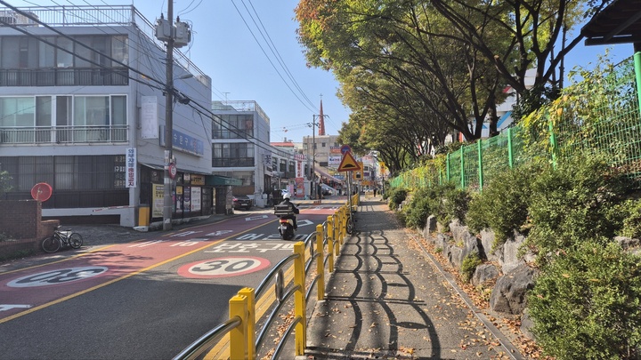 울산 남구 문수로 금호어울림 더퍼스트 아파트에서 가장 가까이 위치한 신정초등학교는 편도 6~8분 정도 소요됐다.