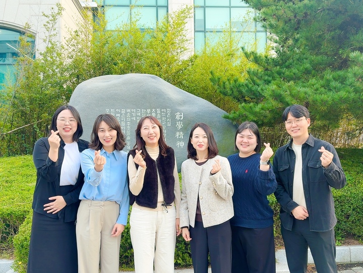 울산과학대학교가 KCTL '우수 교수학습센터 선정' 사업에서 원격교육 분야 우수 센터로 선정돼 인증서와 현판을 받았다. 울산과학대 제공