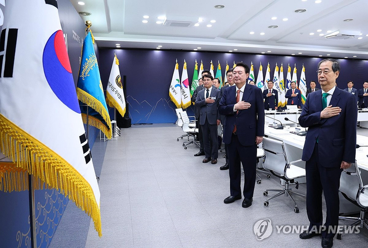 윤석열 대통령과 17개 시도지사 등이 6일 강원도청에서 열린 '8회 중앙지방협력회의'에서 국기에 대한 경례를 하고 있다. 대통령실통신사진기자단