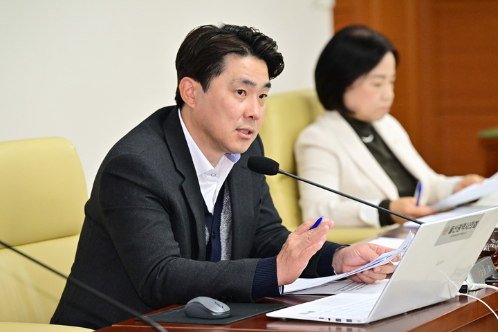 울산시의회 문화복지환경위원회 김종훈 의원이 12일 시의회 회의실에서 열린 시민건강국·보건환경연구원 대상 행정사무감사에서 질의하고 있다. 울산시의회 제공