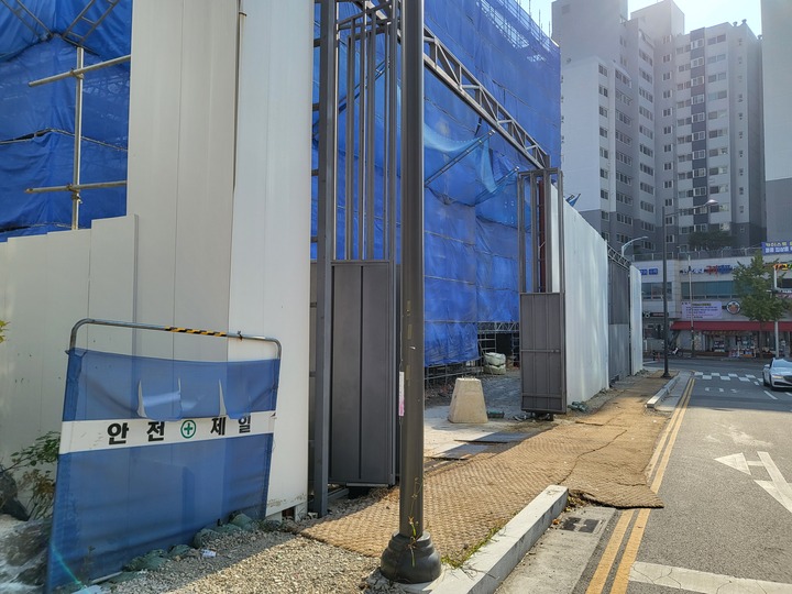 24일 찾은 울산 중구 번영로센트리지 인근 공사 주 출입구. 4단지 입구에서 불과 3m 떨어져 있는 이곳은 공사 흙먼지 날림·자재차량 통행 등을 위해 보행자 길을 침범하고 있다.
