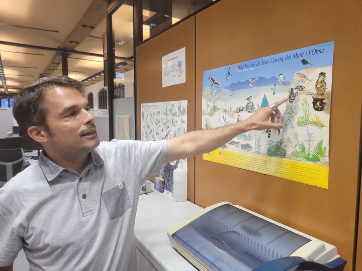 다니엘 폰스 줄리아 생물다양성 보전 기술자(Daniel Pons Julia Biodiversity conservation technician)가 산트 로렌스 델 문트 이 오바크 자연공원에 서식하는 보호종들에 대해 설명하고 있다.