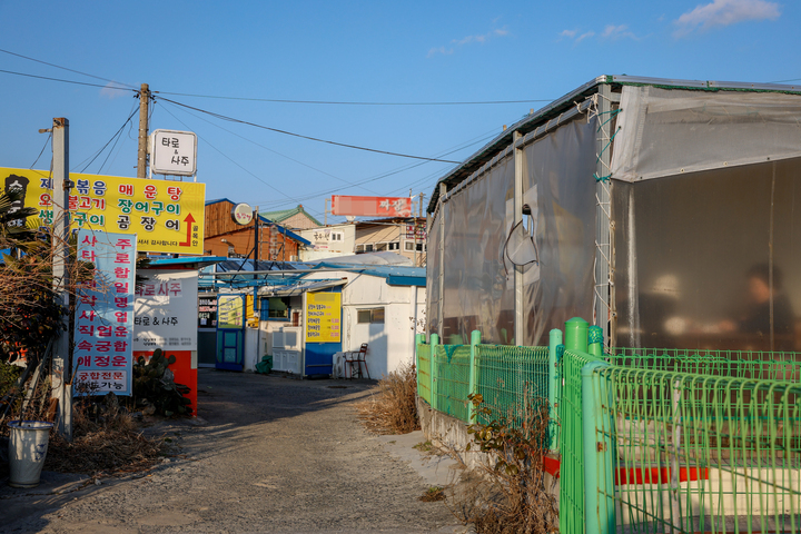 성끝마을 한 입구에 즐비한 식당들. 울산매일포토뱅크