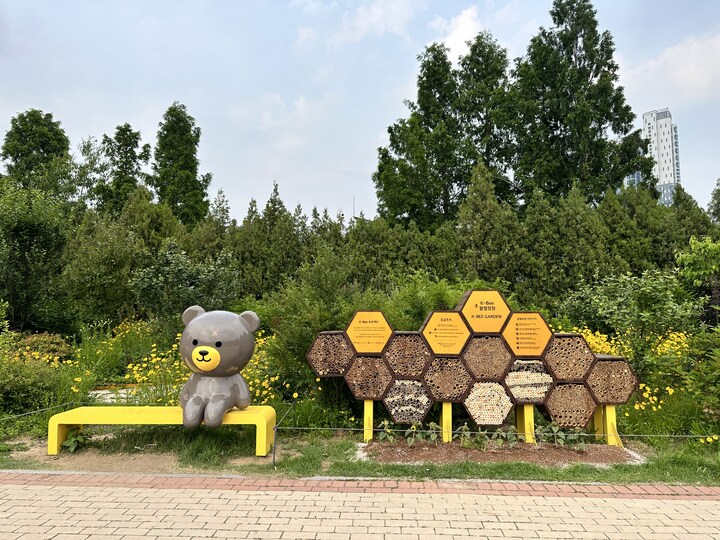 KB금융이 K-BEE프로젝트를 추진하며 서울숲에 설치한 k-bee호텔.