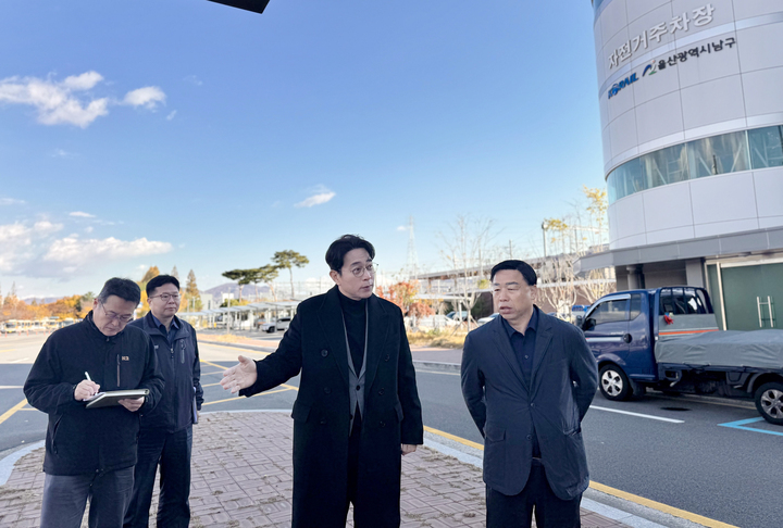 방인섭 울산시의원이 27일 울산 태화강역을 방문해 살펴보고 있다. 울산시의회 제공
