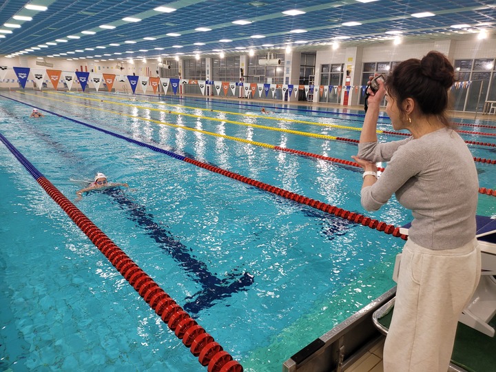 월봉초등학교 수영부가 스포츠과학중·고등학교 수영장에서 훈련을 하고 있다.