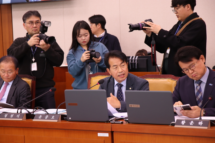 윤종오 의원이 28일 국토위 전체회의에서 발언하고 있다. 윤종오 의원실 제공