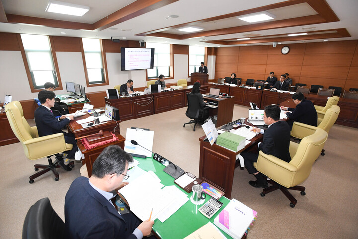 울산시의회 산업건설위원회는 지난달 29일 의회 회의실에서 농업기술센터, 종합건설본부 소관 2025년도 본예산안 및 2024년도 제3회 추경예산안 등을 심사했다. 울산시의회 제공