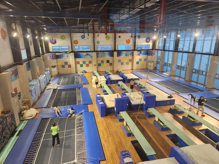 김천 다이빙 지상훈련장에서 선수들이 훈련하고 있다. (김천시시설관리공단 제공).