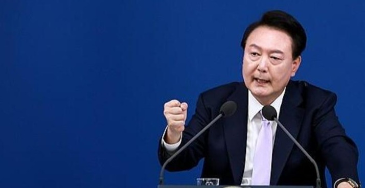 윤석열 대통령은 3일 비상계엄을 선포했다. 윤 대통령은 이날 용산 대통령실에서 긴급 담화를 통해 "종북 세력을 척결하고, 자유 헌정질서를 지키기 위해 비상 계엄을 선포한다"고 밝혔다. 연합뉴스