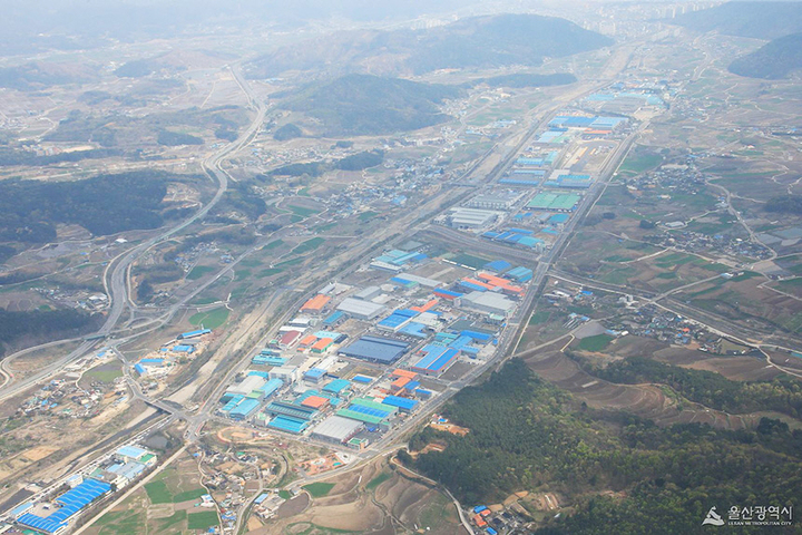 2019년 12월 준공한 길천일반산업단지. 현재 미분양률이 42%에 달한다. 울산시는 준공 후 5년째 미분양 상태인 길천일반산업단지에 전국 최초로 '식물공장'(수직농장)을 입주할 수 있도록 관리기본계획을 변경, 농업발전과 미분양 산단 활성화 두 마리 토끼를 잡는 출구전략으로 활용한다. 울산시 제공