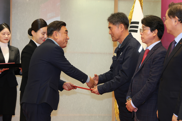 김두겸 시장은 5일 울산시의회 시민홀에서 '투자기업 대규모 콘퍼런스'를 열고 국내외 투자기업과 기술강소기업 임직원, 유관기관 관계자 등 100여 명이 참석한 가운데 모두 12명에 대한 유공자 표창(울산시장상)을 수여했다.