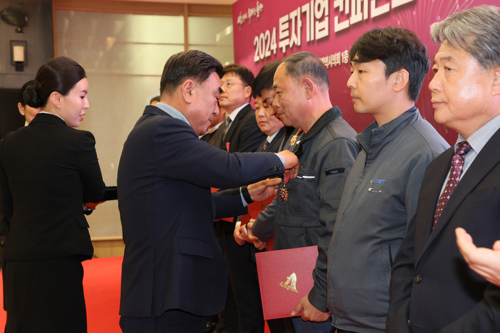 김두겸 시장은 5일 울산시의회 시민홀에서 '투자기업 대규모 콘퍼런스'를 열고 국내외 투자기업과 기술강소기업 임직원, 유관기관 관계자 등 100여 명이 참석한 가운데 모두 12명에 대한 유공자 표창(울산시장상)을 수여했다.