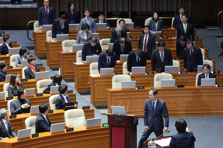 한덕수 국무총리를 비롯한 국무위원들이 11일 오후 국회 본회의에서 진행된 '윤석열 대통령 위헌적 비상계엄 선포 내란행위 관련 긴급현안질문'에서 더불어민주당 서영교 의원의 요구에 따라 일어서서 대국민 사과 인사를 하고 있다. 연합뉴스