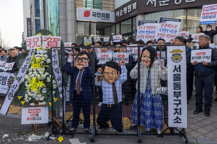 윤석열퇴진 울산운동본부는 11일 울산 남구 국민의힘 울산시당 앞에서 탄핵 표결에 불참하는 국민의힘 규탄 근조화환을 설치하고 윤석열 대통령, 김건희 여사, 한동훈 국민의힘 대표 구속 퍼포먼스를 하고 있다. 최지원 기자
