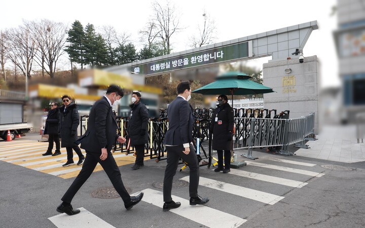  '12·3 비상계엄 사태' 수사를 위해 대통령실 압수수색에 나선 경찰 국가수사본부(국수본) 관계자들이 11일 서울 용산 대통령실 민원실로 향하고 있다. 연합뉴스