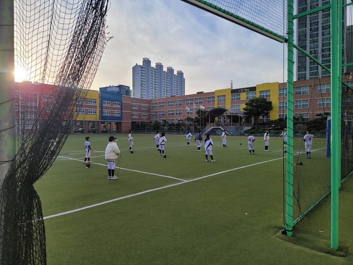 대현초베이스볼 스포츠클럽 학생 선수들이 대현초등학교 운동장에서 훈련을 하고 있다.