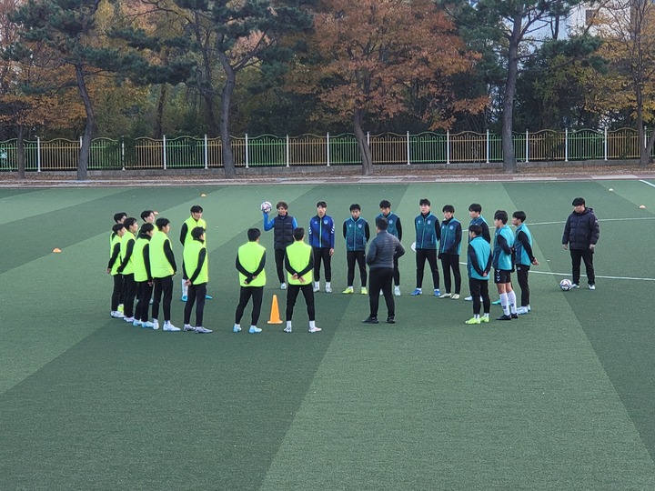 학성고FC 학생 선수들이 학성고등학교 운동장에서 훈련을 하고 있다.