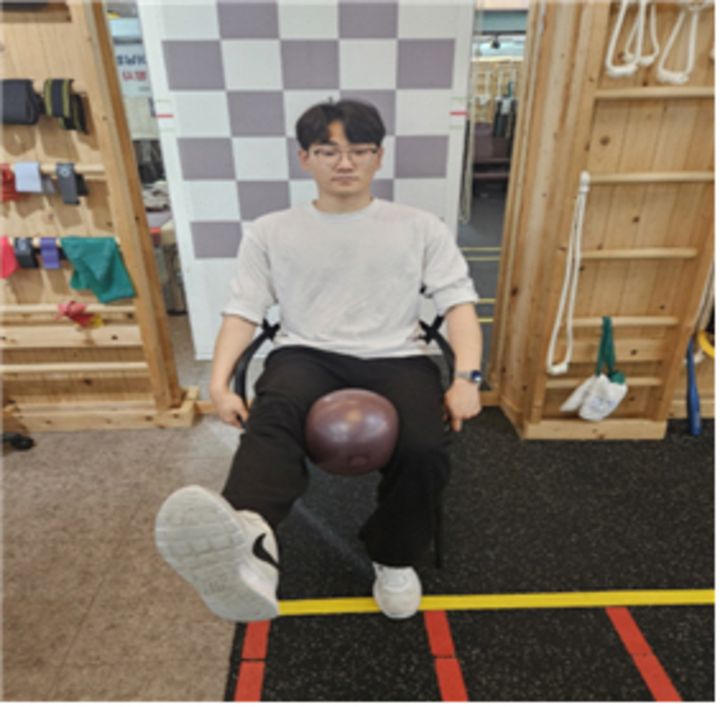 미니볼을 이용한 VMO 운동.