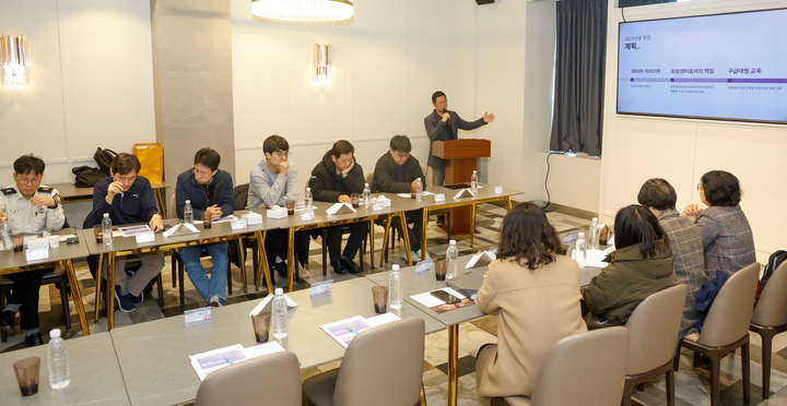 2024년 하반기 울산권역지역외상위원회가 개최된 19일 울산 보람컨벤션센터에서 김지훈 울산대학교병원 권역외상센터장이 울산권역외상센터의 상황과 닥터 119 시범사업 등에 대해 발표하고 있다. 최지원 기자