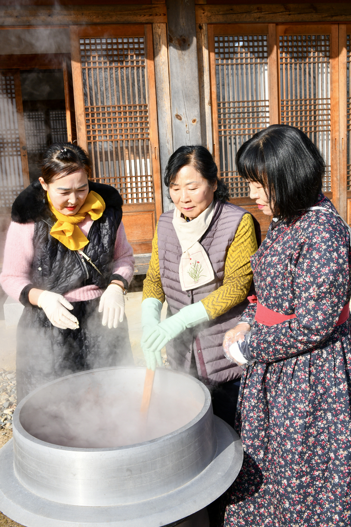 언양향교는 동지를 맞아 팥죽 나눔 행사를 했다. 평생교육 수강생들이 다례실 마당에서 팥죽을 끓이고 있다. =언양향교 제공 
