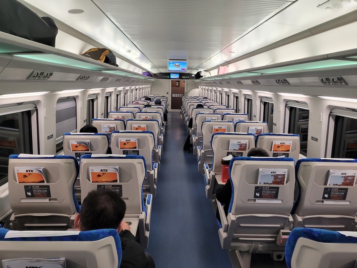 KTX-이음 열차 내부 모습. 좌석마다 개별창문이 있다.