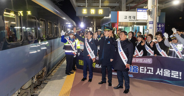 서울 청량리에서 울산 태화강역을 정차한 뒤 부산 부전을 오가는 KTX-이음 열차 운행 첫날인 지난 20일 태화강역에서 김두겸 울산시장이 열차를 이용하는 승객들에게 인사를 하고 있다. 최지원 기자