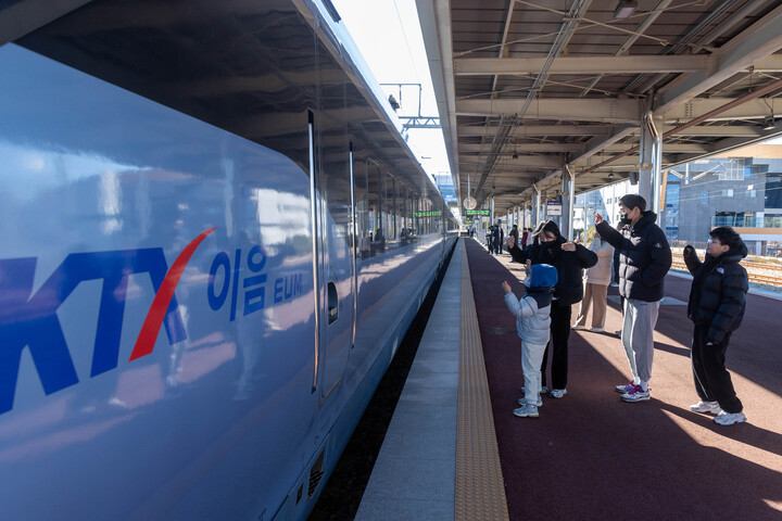 서울 청량리에서 울산 태화강역을 정차한 뒤 부산 부전을 오가는 KTX-이음 열차 운행이 시작된 가운데 22일일 태화강역에서 가족들이 인사를 나누고 있다. 최지원 기자