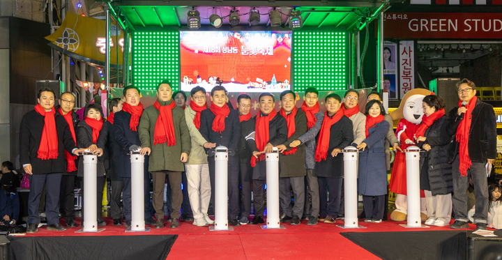 제18회 성남동 눈꽃축제가 개막한 지난 24일 울산 중구 성남동 젊음의 거리에서 김두겸 울산시장, 김종섭 울산시의장, 김영길 중구청장, 박성민 국회의원을 비롯한 시·구의원과 참석자가 눈꽃 퍼포먼스를 하고 있다. 최지원 기자