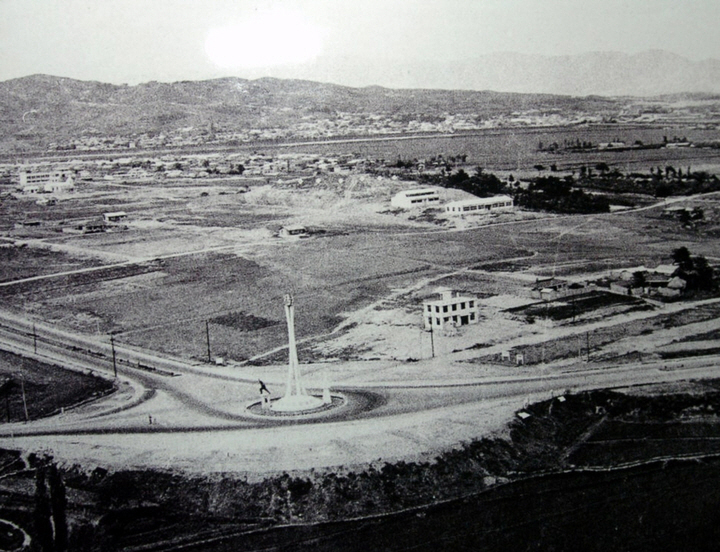1960년대 울산 공업탑 주변 남쪽에서 북쪽으로 본 전경. 멀리 함월산과 중구, 태화강 제방, 현재의 신정동, 중앙 왼쪽에 울산공고, 공업탑 옆 울산여고 위치. 울산시 제공
