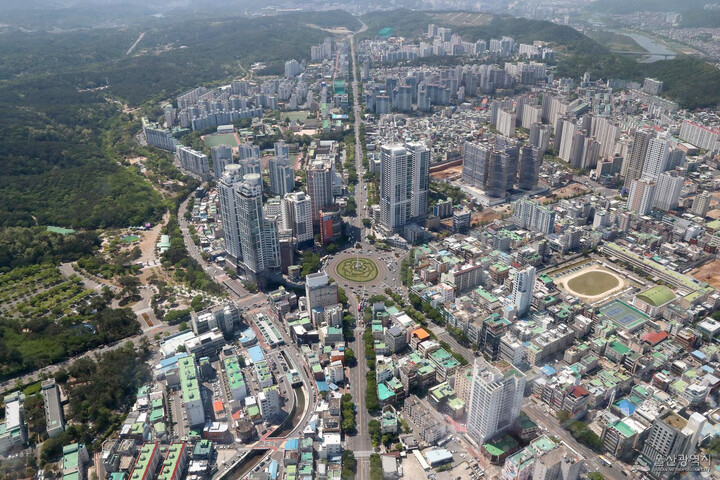 공업탑 전경.
