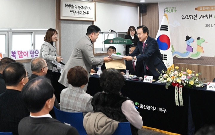 농소2동 중산지구 아파트연합회 윤은수 회장이 6일 농소2동행정복지센터에서 열린 주민간담회에서 중산지구 대중교통 수요를 고려해 버스노선 신설이 필요하다며 이를 요구하는 일대 주민 1,753명의 서명부를 박천동 북구청장에게 전달했다.