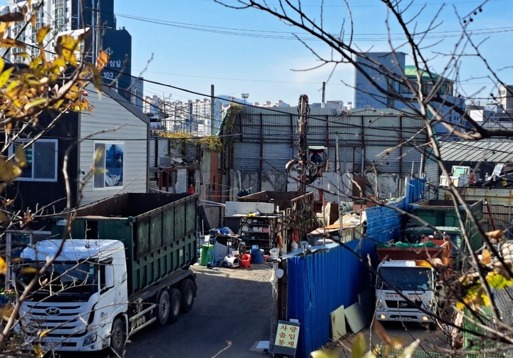 울산 중구 외솔교 인근에 위치한 무허가 폐기물 적치장