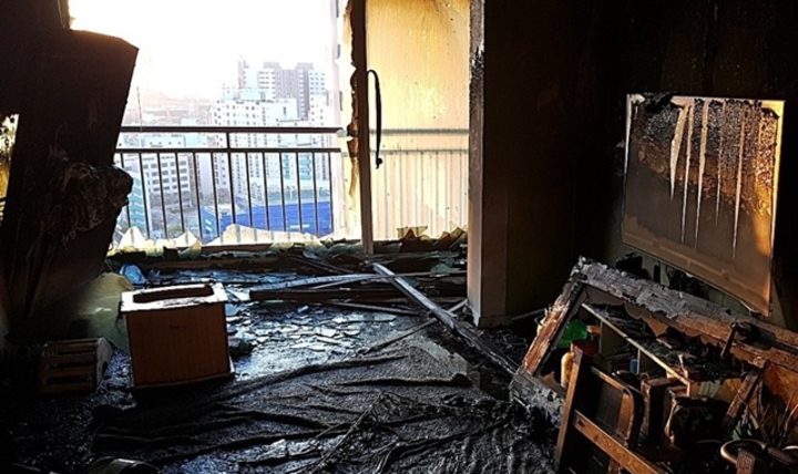 지난 14일 오전 3시께 철거 예정인 북구의 지상 15층 높이의 복도식 아파트 8층의 한 세대 건물에서 20대로 추정되는 인원들이 불장난을 하다 화재가 발생했다. 사진은 기사 내용과 무관. 울산매일 포토뱅크