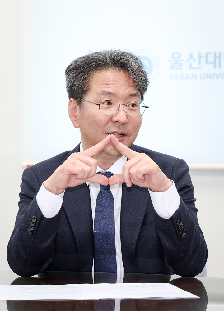 박종하 신임 울산대학교병원장이 지난 17일 울산대학교병원 병원장실에서 본지와 인터뷰를 진행하며 "울산 시민들이 믿고 찾을 수 있는 병원을 만들어 가겠다"고 포부를 밝히고 있다. 이수화 기자