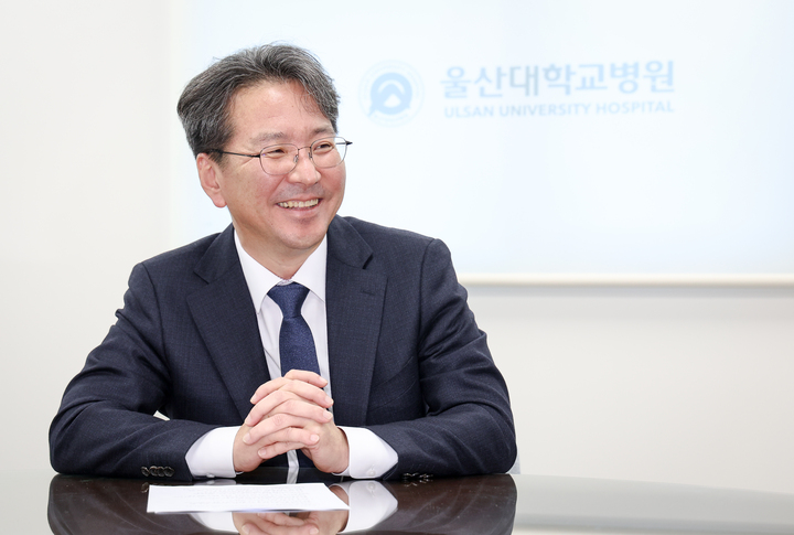 박종하 신임 울산대학교병원장이 지난 17일 울산대학교병원 병원장실에서 본지와 인터뷰를 진행하며 "울산 시민들이 믿고 찾을 수 있는 병원을 만들어 가겠다"고 포부를 밝히고 있다. 이수화 기자