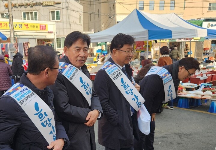 더불어민주당 이선호 울산시당위원장 등은 23일 울주군 남창5일장을 방문해 전통시장 장보기 행사를 실시했다. 더불어민주당 울산시당 제공