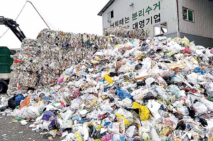 울산 남구의 한 재활용품 업체에서 재활용품 선별 후 나온 종말품이 소각장으로 이동하는 트럭에 실리고 있는 모습. 울산매일 포토뱅크