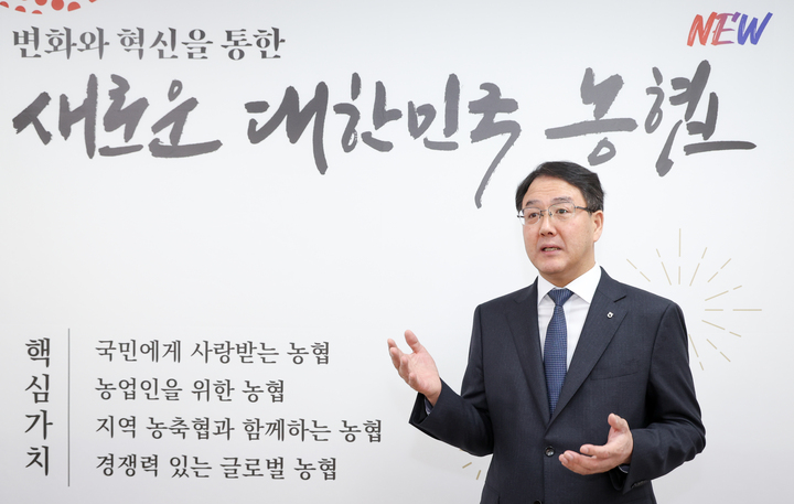 농협중앙회 이종삼 울산(총괄)본부장이 최근 본부장실에서 가진 인터뷰에서 지역 농업인의 소득증대와 쌀 소비 촉진활동을 지속적으로 이어가겠다고 밝히고 있다. 이수화 기자